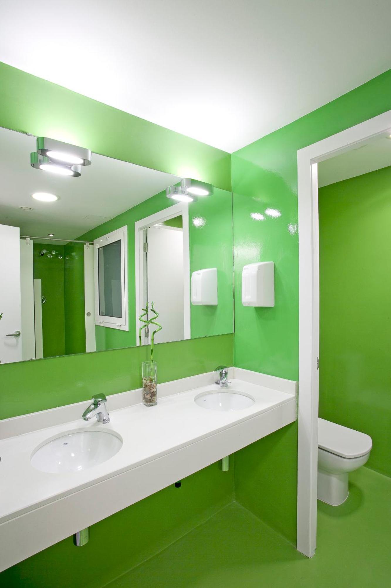 Cama en habitación compartida femenina de 6 camas
